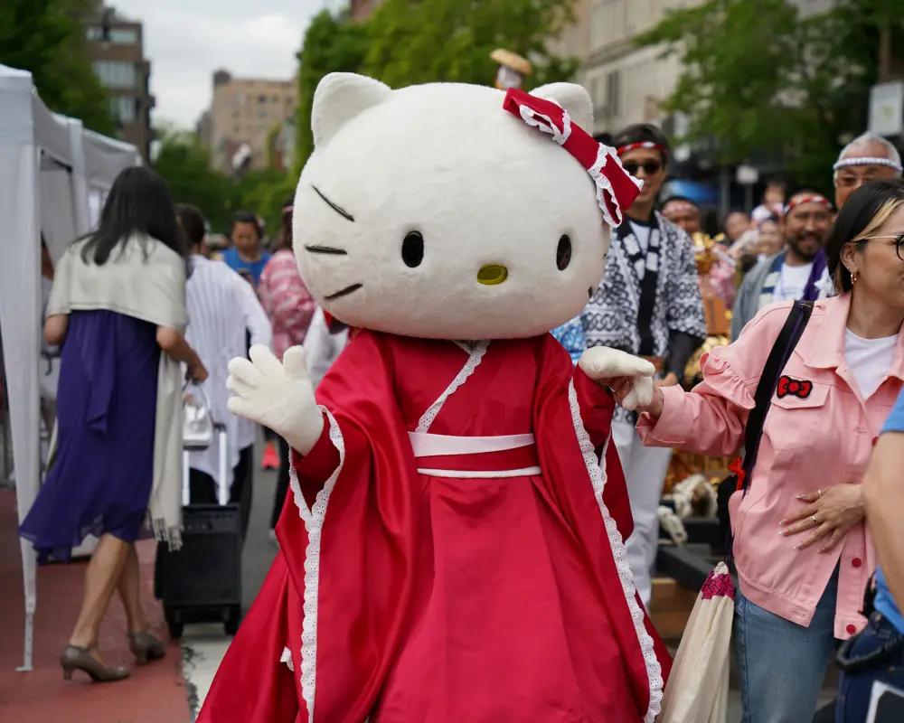 Hello Kitty'nin 50 Yıllık Büyüleyici Yolculuğu